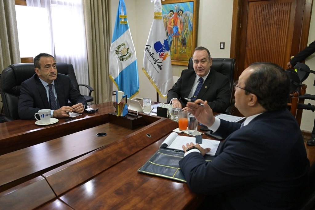 El presidente de Guatemala, Alejandro Giammattei (c) durante el encuentro con funcionarios del gobierno estadunidense. Foto tomada de la cuenta de X @DrGiammattei