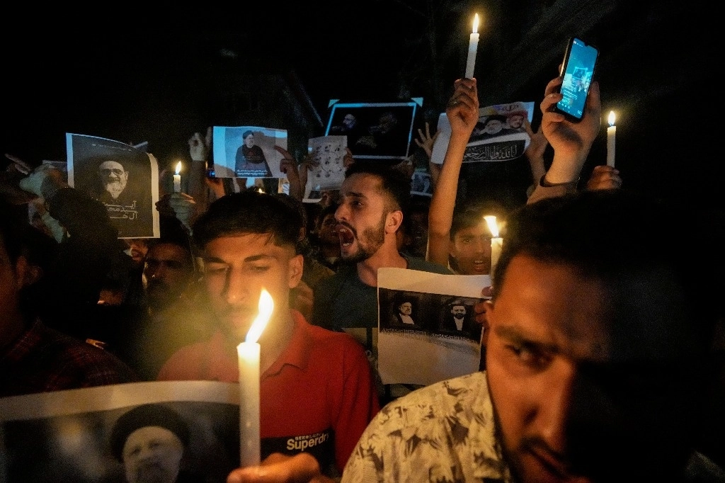 Musulmanes chiítas rinden homenaje al presidente fallecido Ibrahim Raisi, durante una vigilia con velas en Srinagar, Cachemira este lunes. Foto Ap