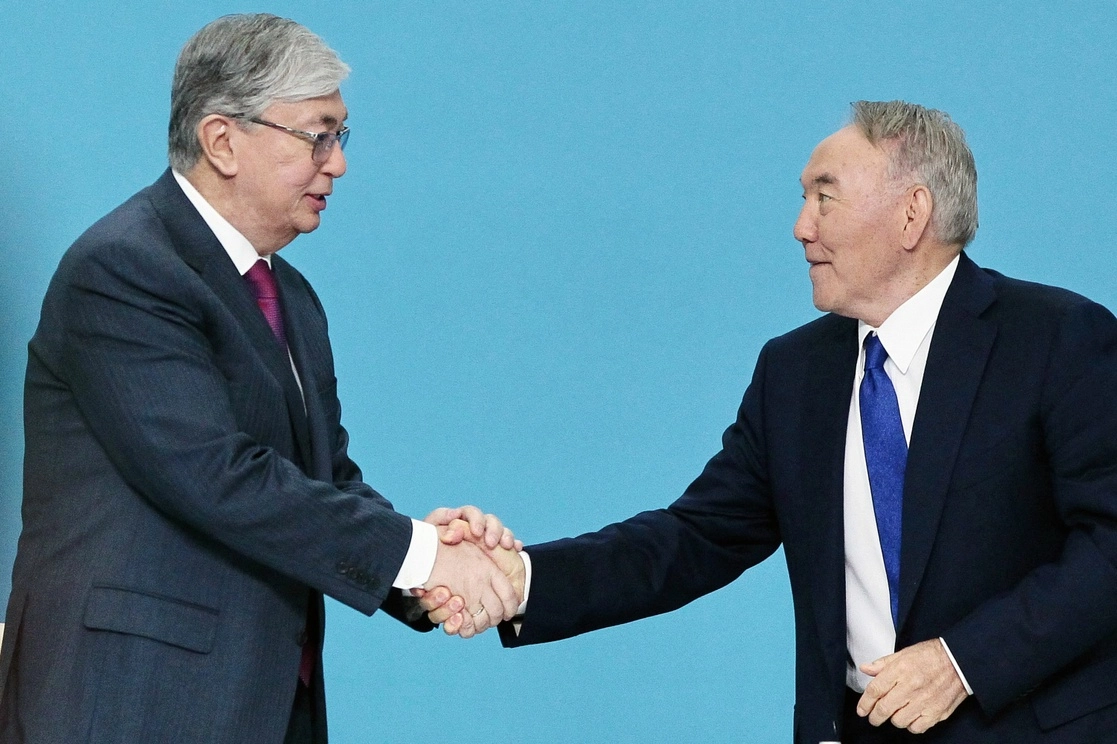 En imagen del 23 de abril de 2019, el expresidente kazajo Nursultan Nazarbayev le da la mano al presidente Kassym-Jomart Tokayev durante un congreso del partido gobernante Nur Otan en Nur-Sultan. Foto Afp