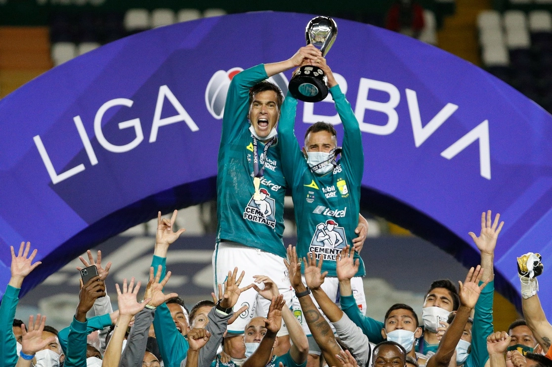 El presidente de la FIFA, Gianni Infantino, felicitó al club León por su reciente campeonato. Foto Ap