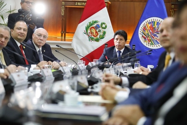 El presidente de Perú, Pedro Castillo, reunido con la misión de Alto Nivel de la OEA. Foto Europa Press