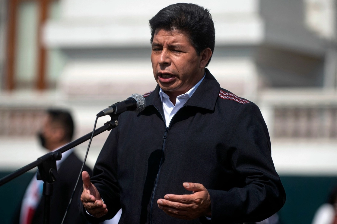 El presidente de Perú, Pedro Castillo, es investigado por presuntos delitos de tráfico de influencias, organización criminal y colusión agravada por una causa que involucra a su entorno político y familiar. Foto Afp / Archivo