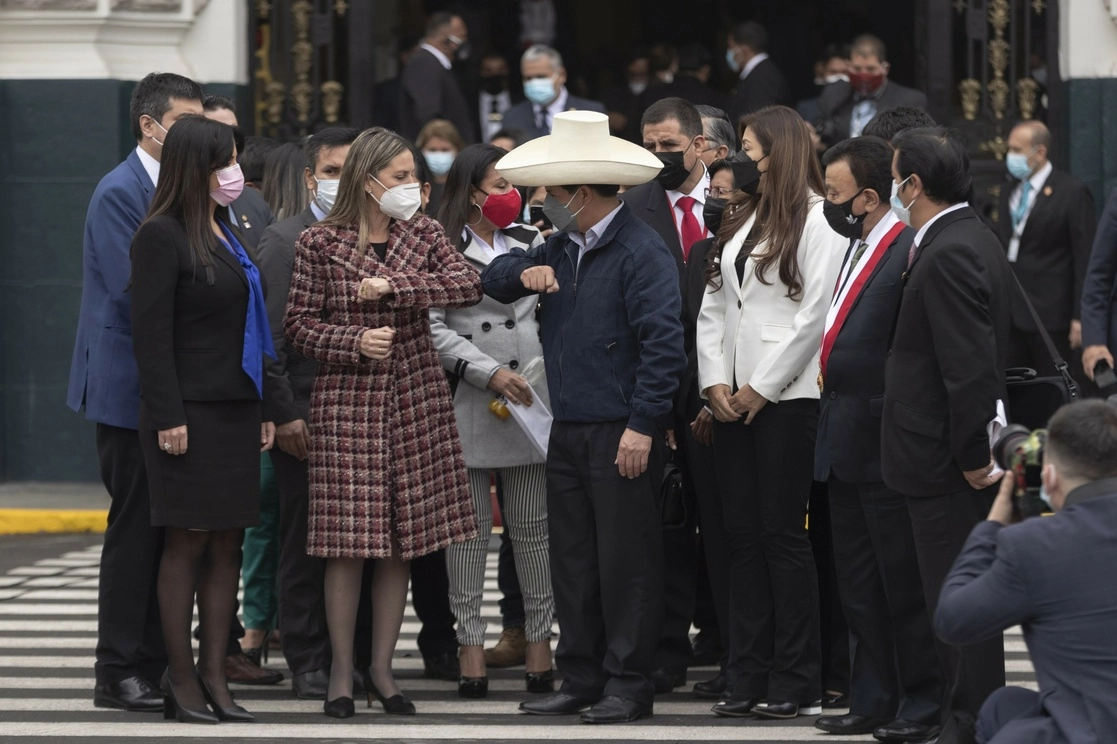 Pedro Castillo, presidente de Perú (sombrero) saluda a María del Carmen Alva, presidenta del Congreso. Foto Europa Press