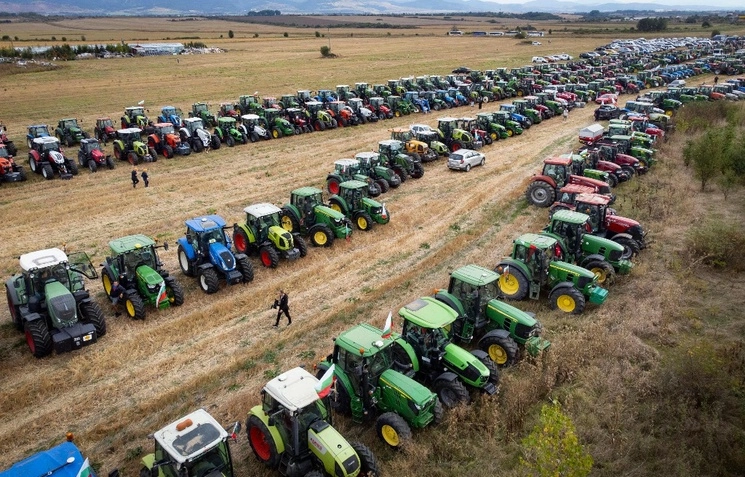 Tractores estacionados en un campo durante una protesta contra el levantamiento de la prohibición de importar cereales procedentes de Ucrania, en Dolni Bogrov, cerca de Sofía, el 19 de septiembre de 2023. Foto Afp
