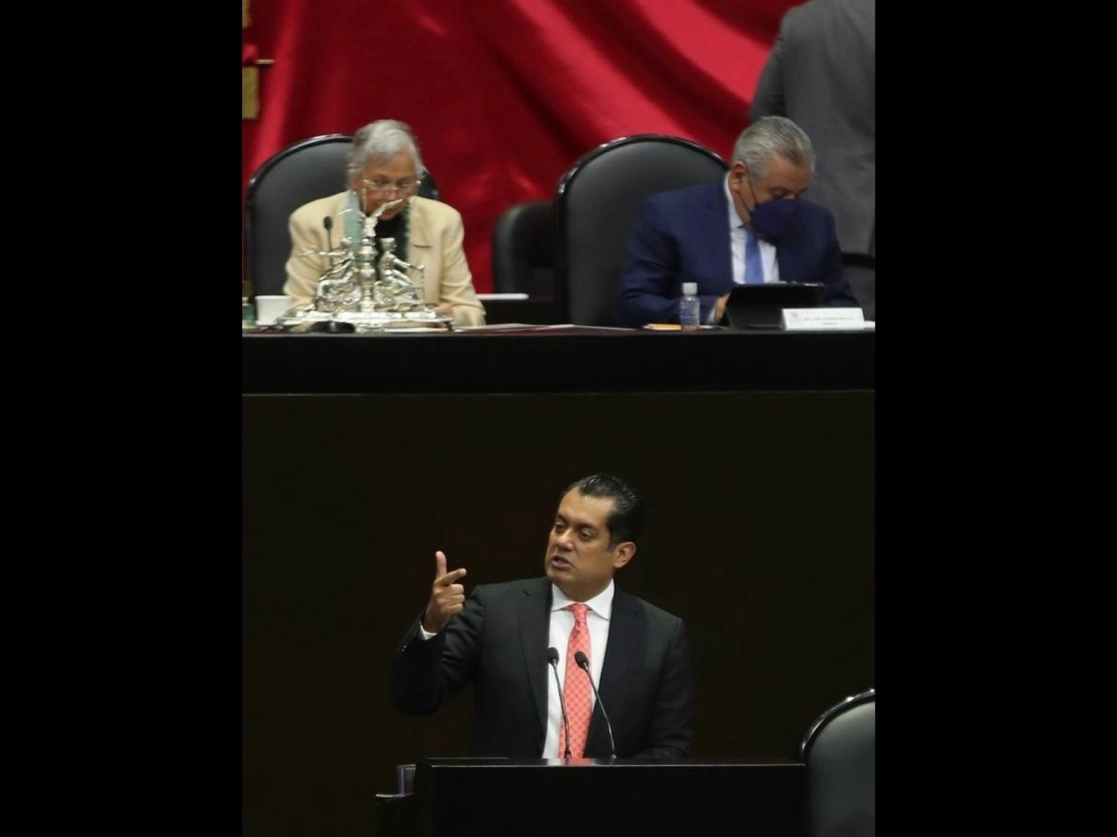 El presidente de la Mesa Directiva de la Cámara de Diputados, Sergio Gutiérrez Luna, presenta una iniciativa sobre los sueldos y derechos de los servidores públicos durante su participación en la tribuna de la Cámara de Senadores, en la Ciudad de México, el 19 de enero de 2022. Foto José Antonio López
