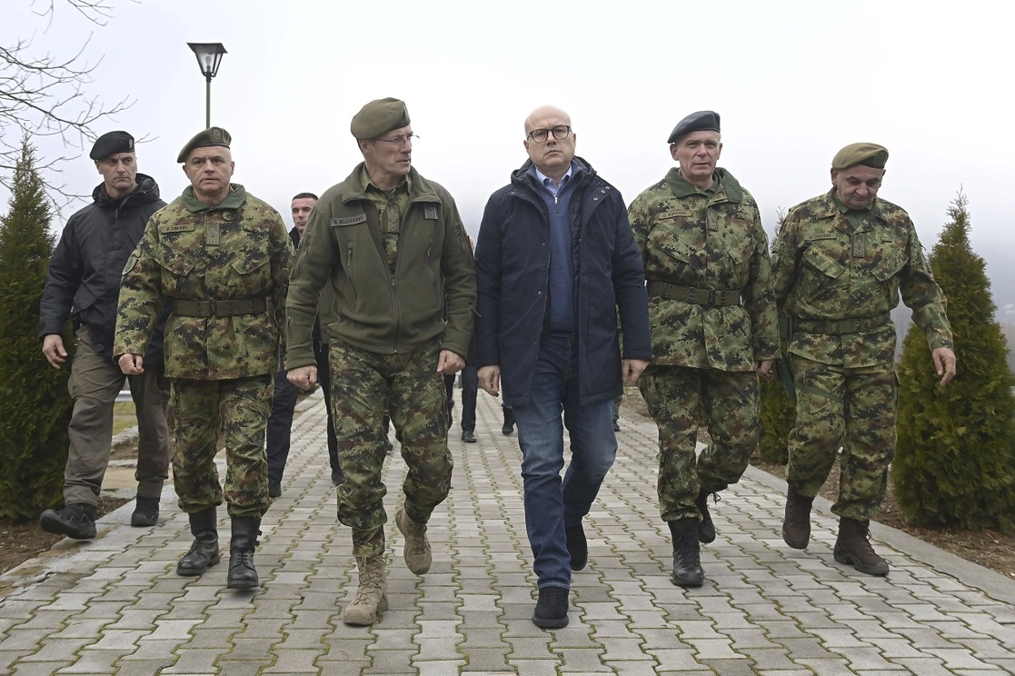 El ministro de Defensa de Serbia, Milos Vucevic, habla con el jefe de personal del ejército serbio, Milan Mojsilovic, en el cuartel de la milicia en Raska, al sur de Serbia. Foto Ap