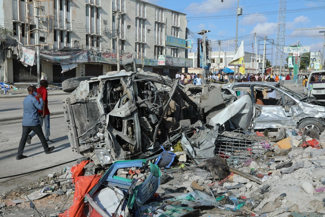 Continúan las labores de limpieza en la zona impactada por los coches bomba e Mogadiscio, Somalia. Foto Afp