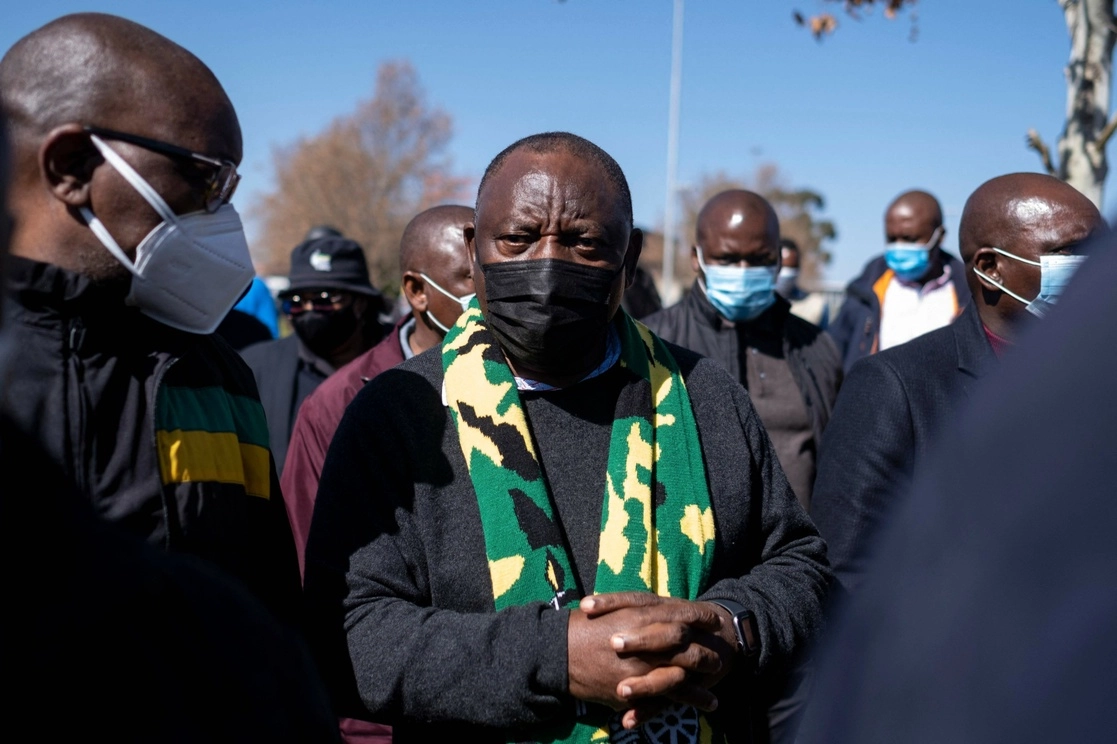 El presidente de Sudáfrica, Cyril Ramaphosa durante su visita en el centro Maponya a causa de los daños causados ​​por el reciente saqueo y destrucción en Soweto el 18 de julio de 2021. Foto Afp