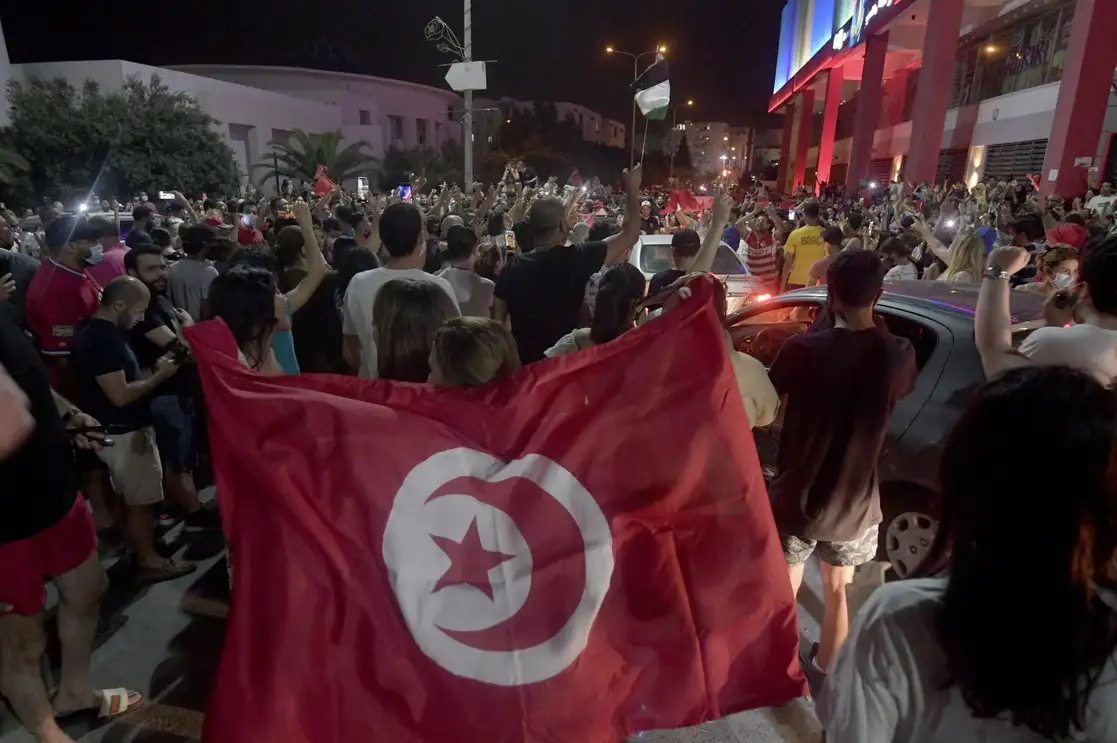 La gente salió a las calles a celebrar la decisión del mandatario tunecino. Foto Afp
