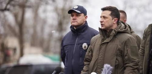 El mandatario de Ucrania, Volodymir Zelensky, a la derecha, comentó ayer a la prensa que "al día de hoy, no hay una guerra a gran escala en su país". Foto Ap