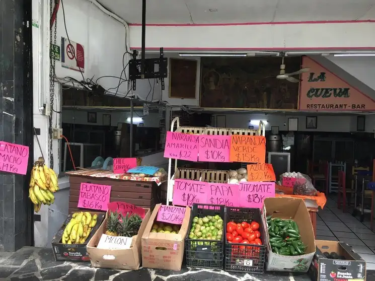 Ante las crisis derivada de la emergencia sanitaria, el presidente del CCE de Morelos tuvo que cambiar el giro de su negocio, ahora frente a su restaurante La Cueva vende chiles, jitomates y cebollas para poder pagar una parte de los salarios de los 12 trabajadores. Foto Rubicela Morelos