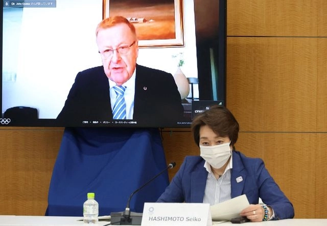 El presidente del COI, Thomas Bach (en la pantalla), durante una reunión con el Comité Olímpico de Tokio. Foto Yoshikazu Tsuno / Pool / Afp