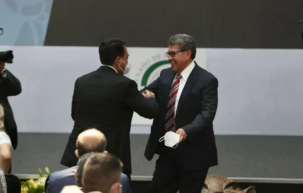 El presidente de la Mesa Directiva del Senado de la República, Eduardo Ramírez, y el senador de Morena, Ricardo Monreal, en el evento por el informe de actividades legislativas en la antigua sede del organismo en el Centro Histórico de la Ciudad de México, el 12 de agosto del 2021. Foto Yazmín Ortega Cortés