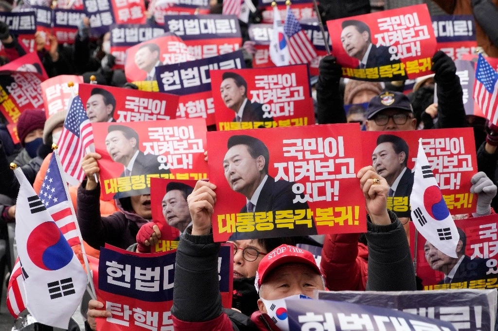 Los partidarios del presidente surcoreano acusado, Yoon Suk Yeol, realizan una manifestación para oponerse a su juicio político cerca del Tribunal Constitucional en Seúl, Corea del Sur, el martes 25 de febrero de 2025. Foto Ap