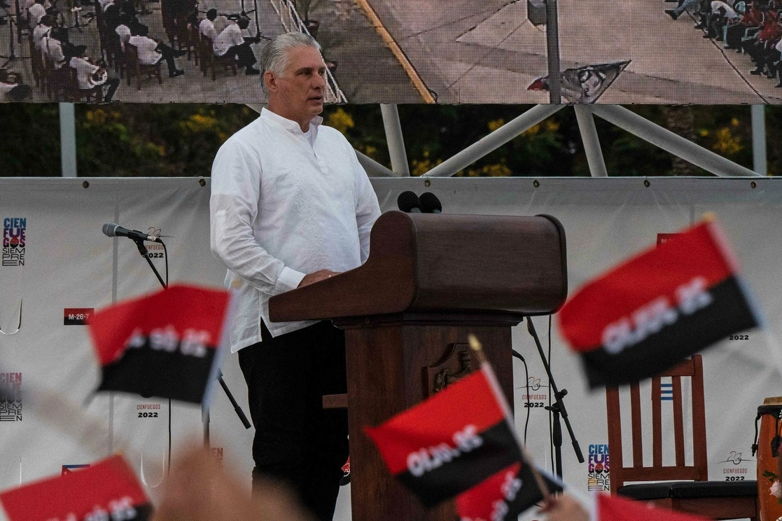 El presidente cubano Miguel Díaz-Canel pronuncia un discurso durante las celebraciones por el 69 aniversario del asalto al Cuartel Moncada en Cienfuegos, Cuba, el 26 de julio de 2022. Foto Afp