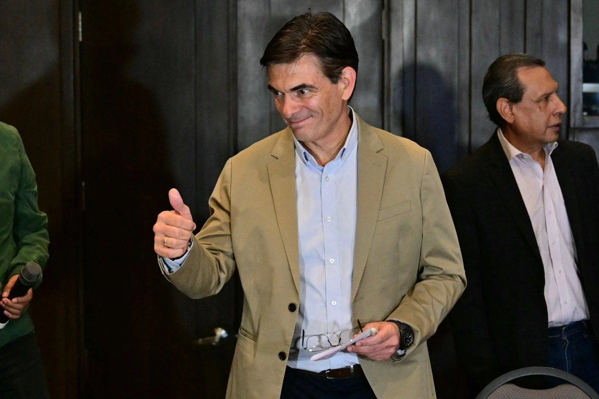 El presidente electo de Bolivia, Rodrigo Paz, del Partido Demócrata Cristiano (PDC), saluda con el pulgar al llegar a una conferencia de prensa un día después de la segunda vuelta de las elecciones presidenciales en La Paz, el 20 de octubre de 2025. Foto
