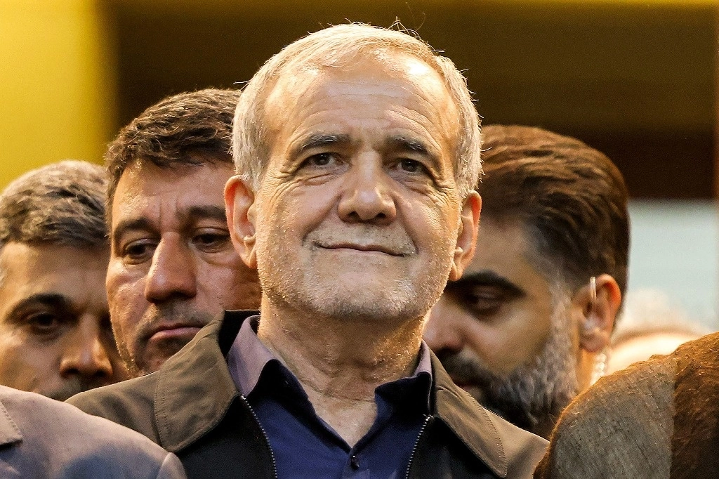 El recién elegido presidente de Irán, Masoud Pezeshkian, visita el santuario del fundador de la República Islámica, el ayatolá Ruhollah Jomeini, en el sur de Teherán, el 6 de julio de 2024. Foto Afp
