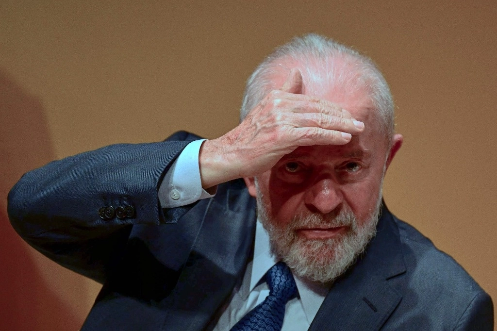 El presidente de Brasil, Luiz Inacio Lula da Silva, visitó este lunes al intelectual Noam Chomsky. Foto Afp