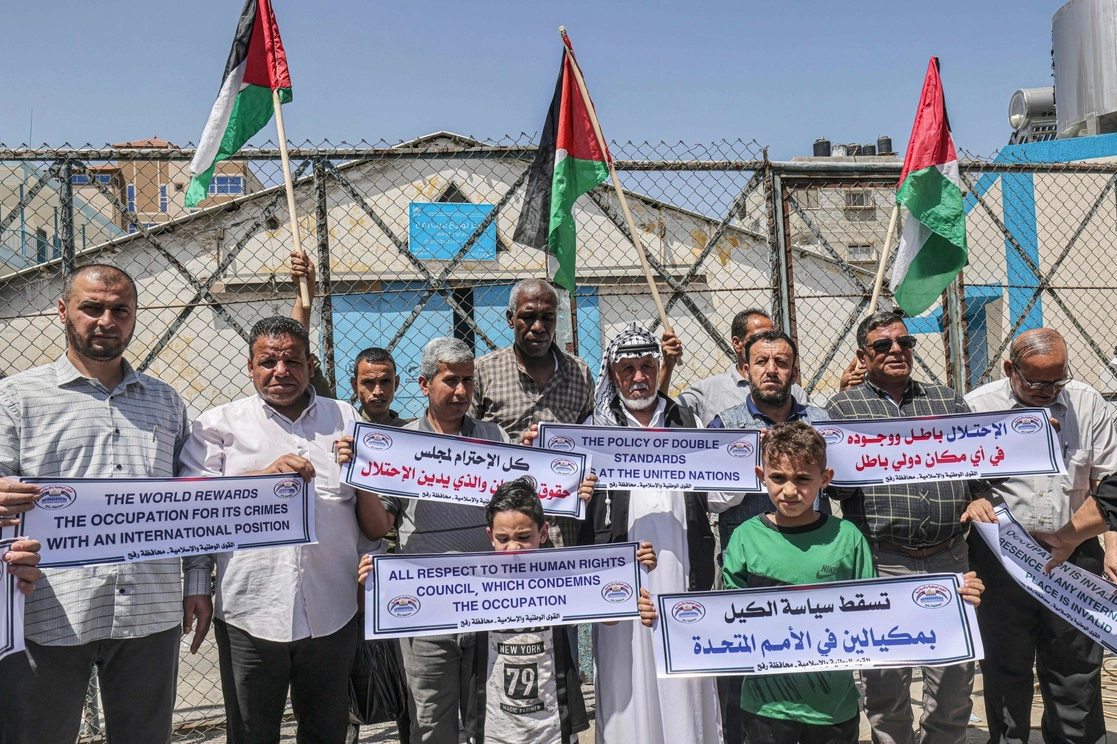 Personas sostienen carteles de protesta durante una manifestación contra el nombramiento de Gilad Erdan, representante permanente de Israel ante las Naciones Unidas. Foto Afp