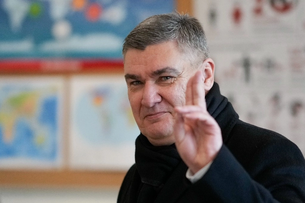 Zoran Milanovic, presidente de Croacia y candidato del Partido Socialdemócrata, en el momento de ejercer su voto en la capital Zagreb, el 29 de diciembre de 2024. Foto Ap  