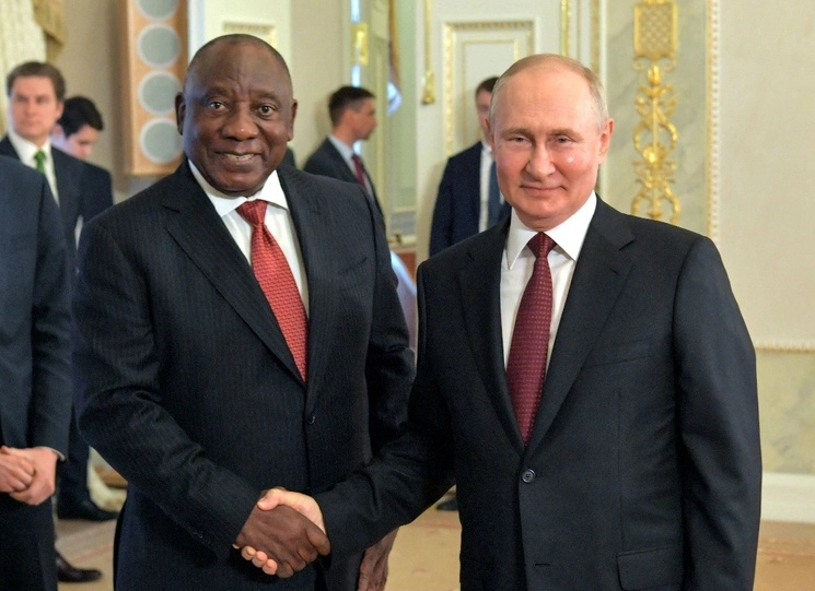 El presidente ruso, Vladimir Putin con el presidente de Sudáfrica, Cyril Ramaphosa (izquierda), luego de una reunión con una delegación de líderes africanos en el Palacio Constantine en Strelna, en las afueras de San Petersburgo, el 17 de junio de 2023. Foto Afp 