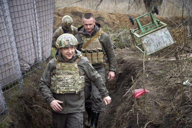 El presidente ucranio Volodymyr Zelensky vista la zona en guerra del Donbas, al este del país. Foto Ap
