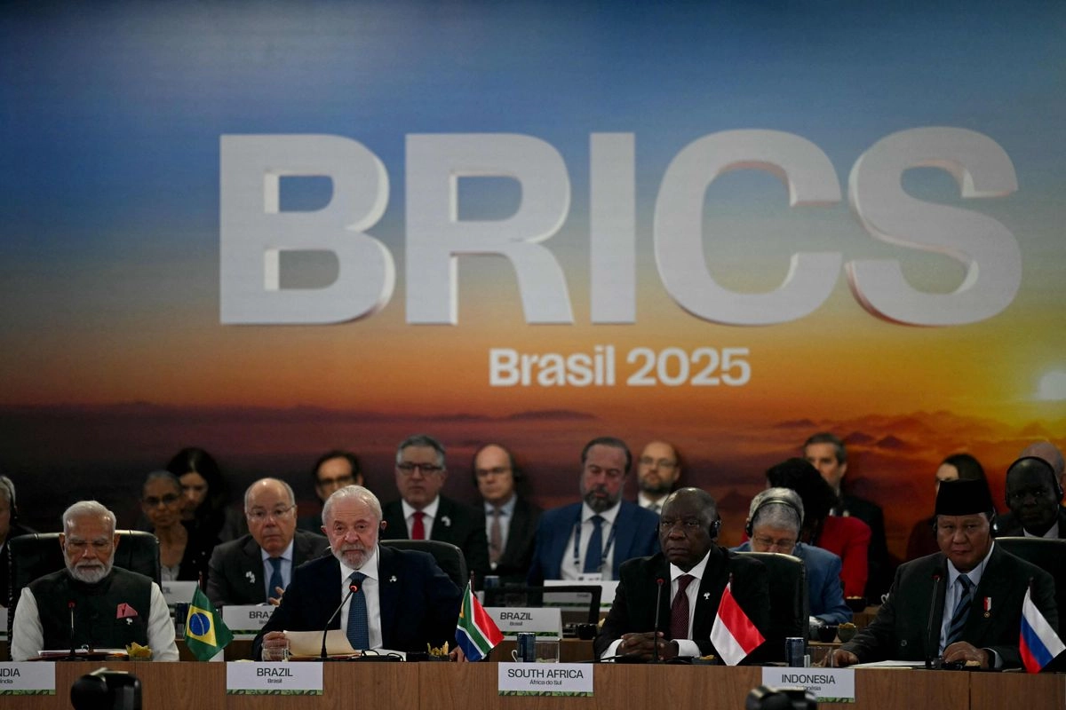 El presidente de Brasil, Luiz Inácio Lula da Silva (2-i), habla junto al primer ministro de India, Narendra Modi (i), el presidente de Sudáfrica, Cyril Ramaphosa (3-i) y el presidente de Indonesia, Prabowo Subianto, durante una sesión plenaria de la cumbre BRICS en Río de Janeiro, Brasil, el 7 de julio de 2025. Foto