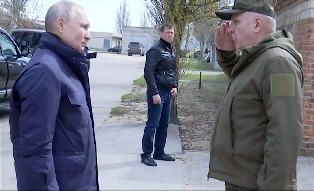 El presidente ruso, Vladimir Putin, se reúne con el comandante del grupo de tropas "Dnepr", el coronel general Oleg Makarevich, a su llegada a la sede en dirección a Kherson, Ucrania. Foto Ap