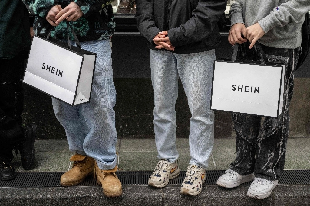 Shein se encuentra en
la mira de los legisladores
franceses que quieren frenar
los excesos de la moda rápida. Foto Afp