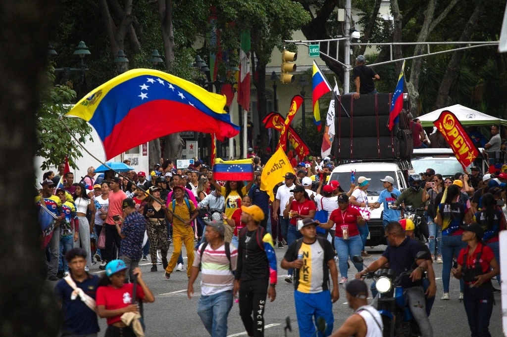Personas participan en una marcha en respaldo al presidente venezolano, Nicolás Maduro, en Caracas, Venezuela, el 23 de agosto de 2024. Foto Xinhua 