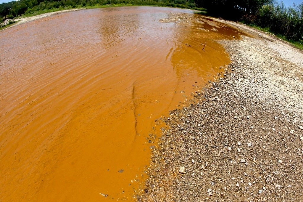 Los afluentes que se conectan con los ríos Sonora y Bacanuchi siguen contaminados con sulfato de cobre acidulado, hierro, aluminio, cadmio, cromo, magnesio, plomo, arsénico y vanadio tras el derrame de lixiviados que se provocó en la mina Buenavista del Cobre, de Grupo México, el 6 de agosto de 2014. Foto Cuartoscuro / Archivo