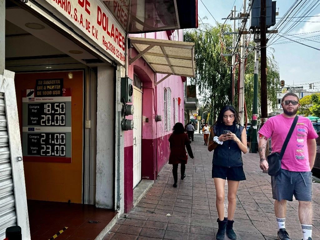 A la vez, destacó que algunas empresas que califica están en cierta medida aisladas de un impacto arancelario gracias a protecciones crediticias, la integración vertical de sus operaciones en Estados Unidos y la posibilidad de negociar estrategias de transferencia de precios con sus socios comerciales. Foto Yazmín Ortega Cortes/ La Jornada