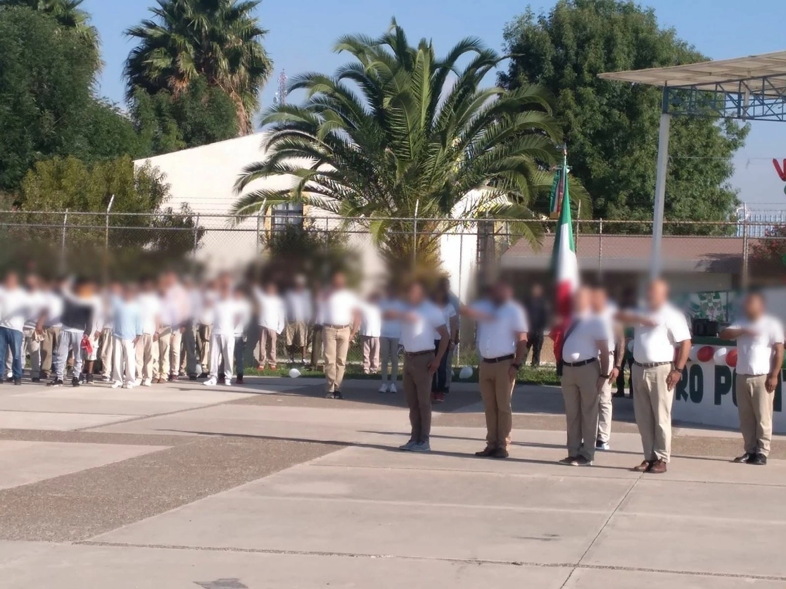 En el Centro Penitenciario Estatal de La Pila, hombres y mujeres privados de la libertad realizaron honores y juramento a la bandera, el 15 de septiembre de 2022. Foto cortesía Gobierno de SLP 