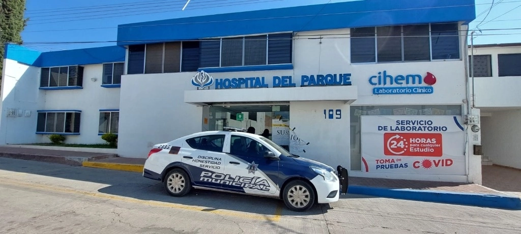 El hospital privado en el que se detectaron los primeros casos de meningitis aséptica fue clausurado por autoridades sanitarias de Durango el 4 de noviembre de 2022; a la fecha las actividades en ese sitio continúan suspendidas. Foto Saúl Maldonado 