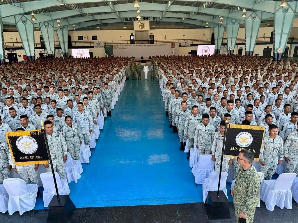 Al fondo de la imagen, los titulares de las dependencias federales reunidos con integrantes de la Guardia Nacional. Foto cortesía de la SSPC 