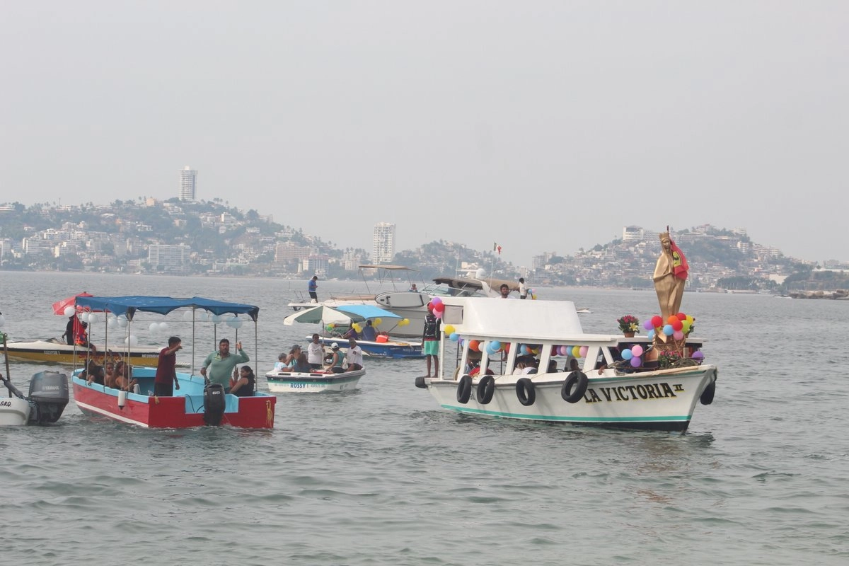 En la embarcación La Victoria fue montada una gran virgen dorada, acompañada por músicos de chile frito, para realizar un recorrido por la bahía, con rumbo al islote de la Yerbabuena, donde se encuentra la virgen de los mares.