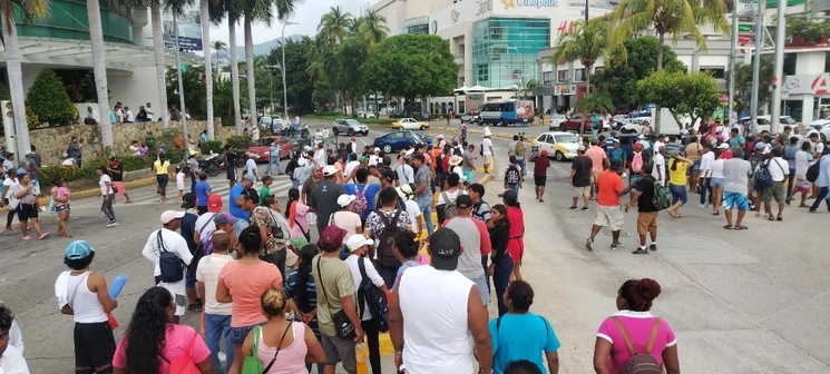 Prestadores de servicios de la zona de playa bloquean la avenida Costera Miguel Alemán, Acapulco, el 25 de septiembre de 2023. Foto Héctor Briseño