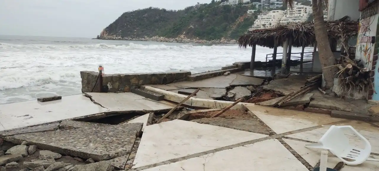 Debido al crecimiento de la marea, maderos y enramadas fueron retirados y permanecen sobre los techos de restaurantes, pues es imposible atender a los turistas en la playa.