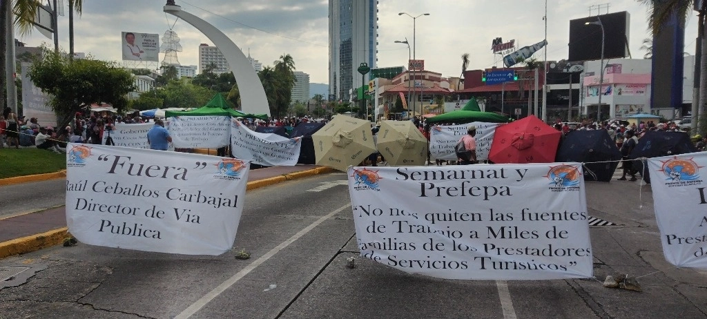 Los prestadores de servicios bloquearon la avenida Costera Miguel Alemán por segunda ocasión en una semana contra los operativos realizados en últimos días sobre la franja de arena, el 2 de octubre de 2023. Foto Héctor Briseño