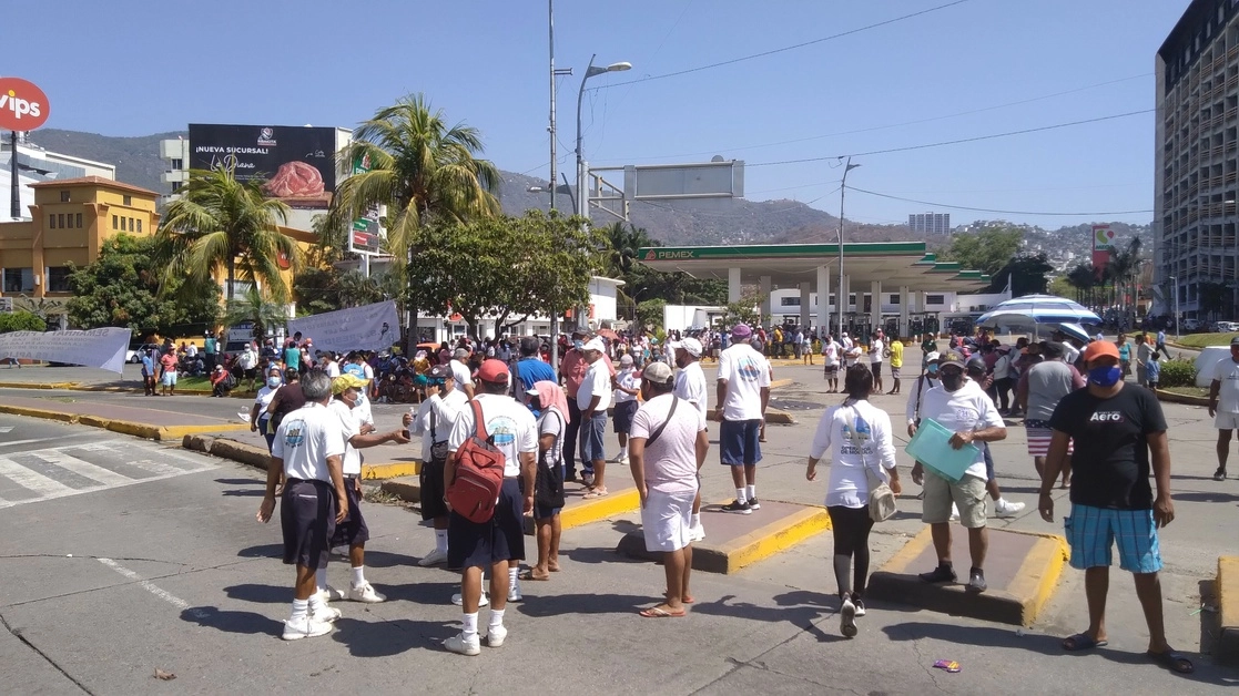Vendedores y concesionarios de deportes acuáticos de la franja de arena bloquearon totalmente la avenida Costera Miguel Alemán y parte de avenida Farallón, en Acapulco, Guerrero, el 14 de marzo de 2022. Foto Héctor Briseño