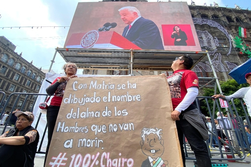 Un simpatizante observa el sexto informe de gobierno del presidente López Obrador en una pantalla colocada en el Zócalo capitalino, el 1 de septiembre de 2024. Foto Germán Canseco


