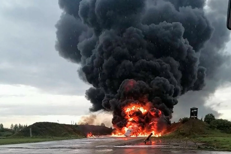 En esta imagen publicada por el canal de telegramas Sirena el domingo 20 de agosto de 2023, un avión de combate ruso arde en la base aérea de Soltsy en la región de Novgorod, en el noroeste de Rusia. Foto Ap