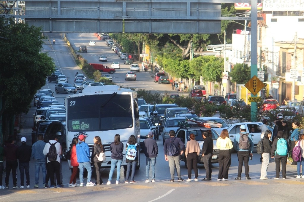 Alumnos de la UAEM, familiares y amigos de Leonaro Sánchez, bloquearon los accesos a Cuernavaca. Foto Rubicela Morelos