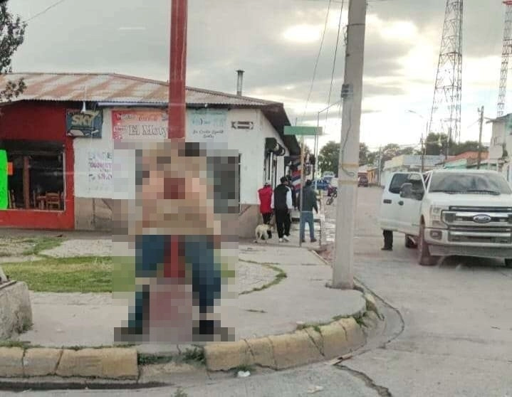 Fueron habitantes de San Juanito quienes reportaron a los hombres que estaban amarrados a postes, a través del sistema de emergencias 911. Foto 'La Jornada'