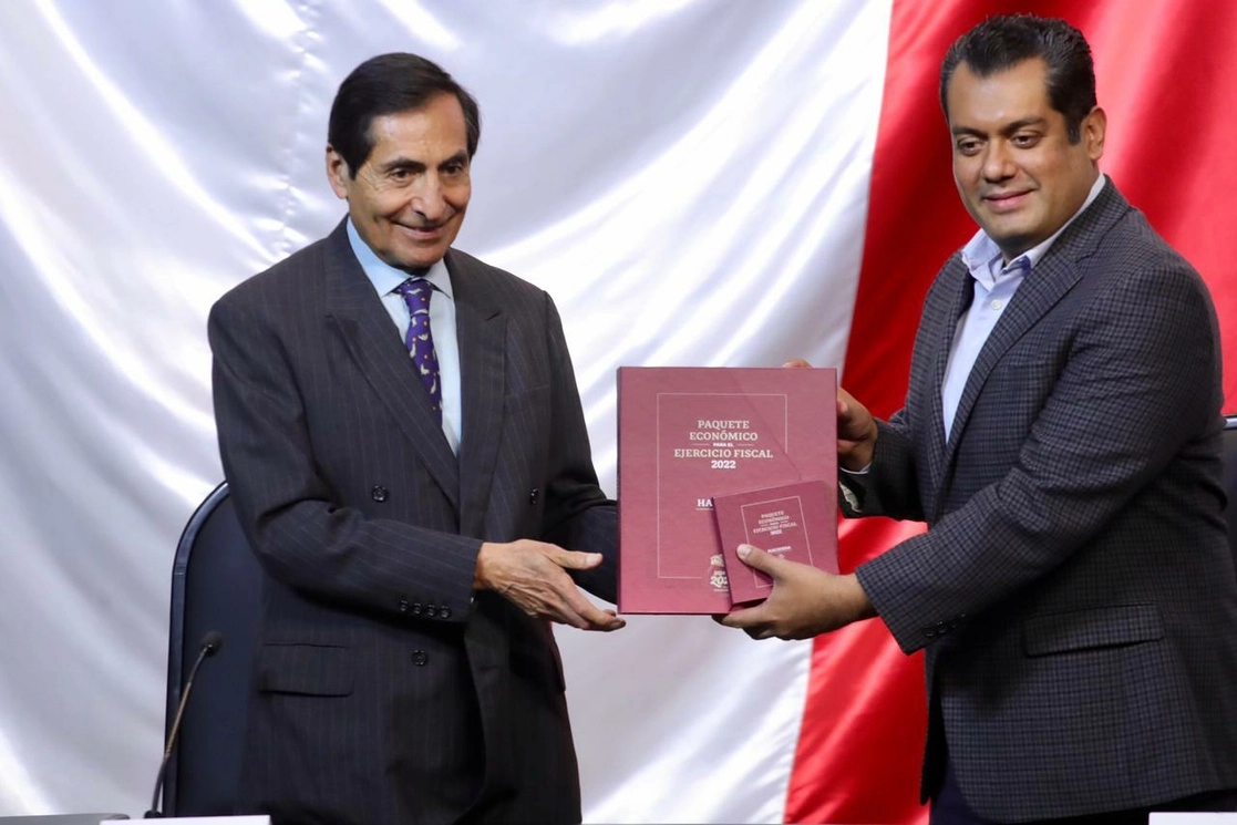 El secretario de Hacienda, Rogelio Ramírez de la O, entrega al presidente de la Cámara de Diputados, Sergio Gutiérrez Luna, el Paquete Económico 2022, el 8 de septiembre de 2021. Foto Luis Castillo