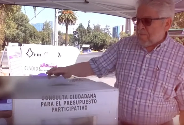 Un ciudadano emite su voto para que su proyecto sea elegido dentro del Presupuesto Participativo. Imagen tomada de www.iecm.mx