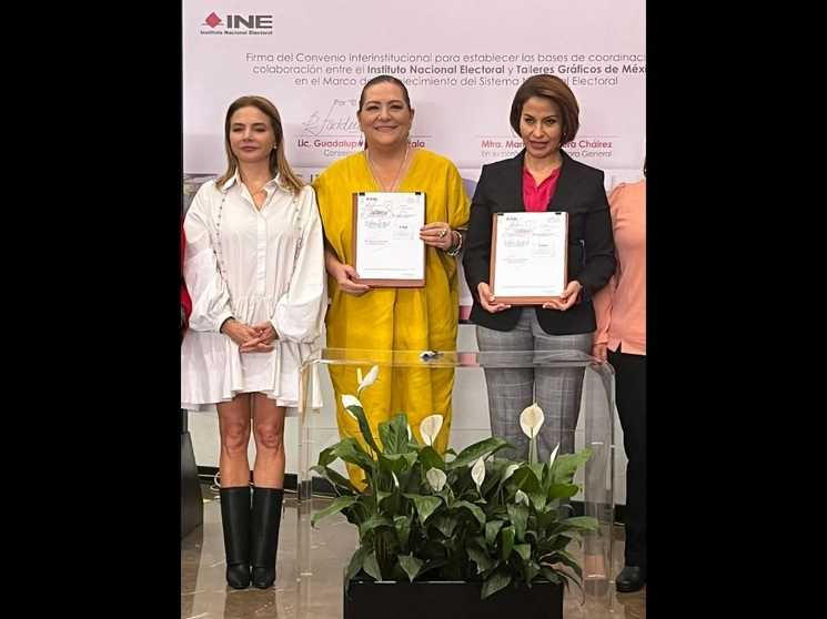 La consejera presidenta del INE, Guadalupe Taddei, y la directora general de Talleres Gráficos de México, Maribel Aguilera, encabezan la firma del convenio interinstitucional para establecer las bases de coordinación y colaboración entre ambos organismos, el 17 de agosto de 2023. Foto Luis Castillo