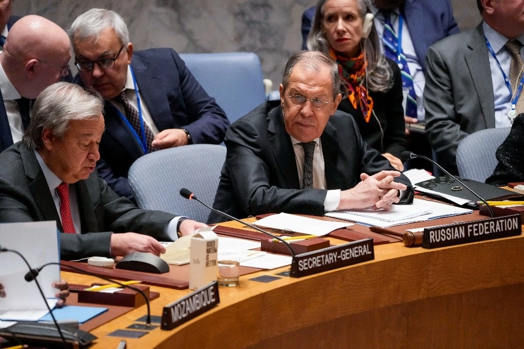El secretario general de la ONU, Antonio Guterres (a la izquierda), y el canciller ruso, Serguei Lavrov, ayer en una sesión del Consejo de Seguridad. Foto Ap