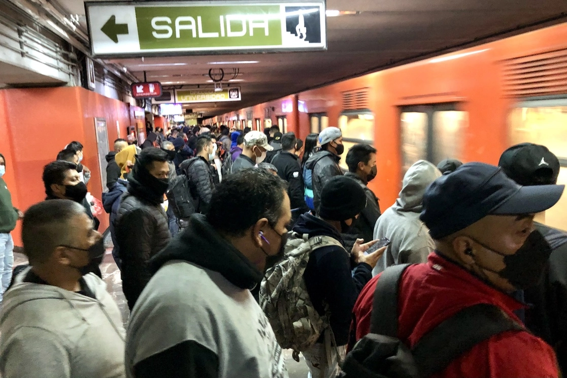 Trabajadores del Metro denunciaron que la venta de plazas pone en riesgo el ofrecer un servicio seguro. Foto Alfredo Domínguez