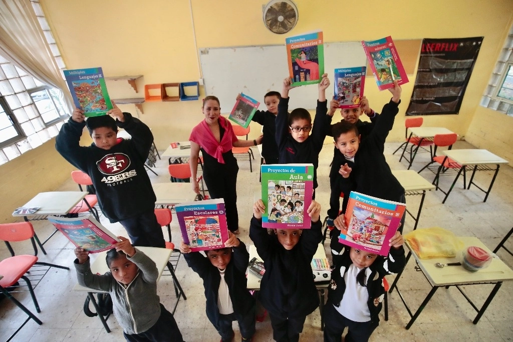 Alumnos de una escuela primaria en la CDMX muestran sus libros de texto gratuitos recibidos al inicio del ciclo escolar 2023-2024. Foto Luis Castillo / Archivo
